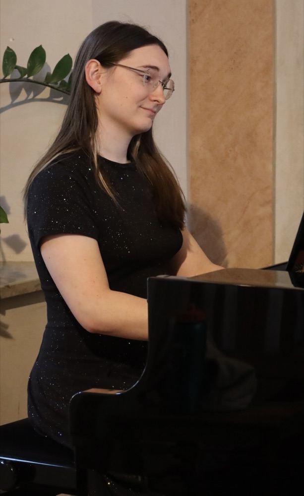 MTB collaborative pianist at the piano
