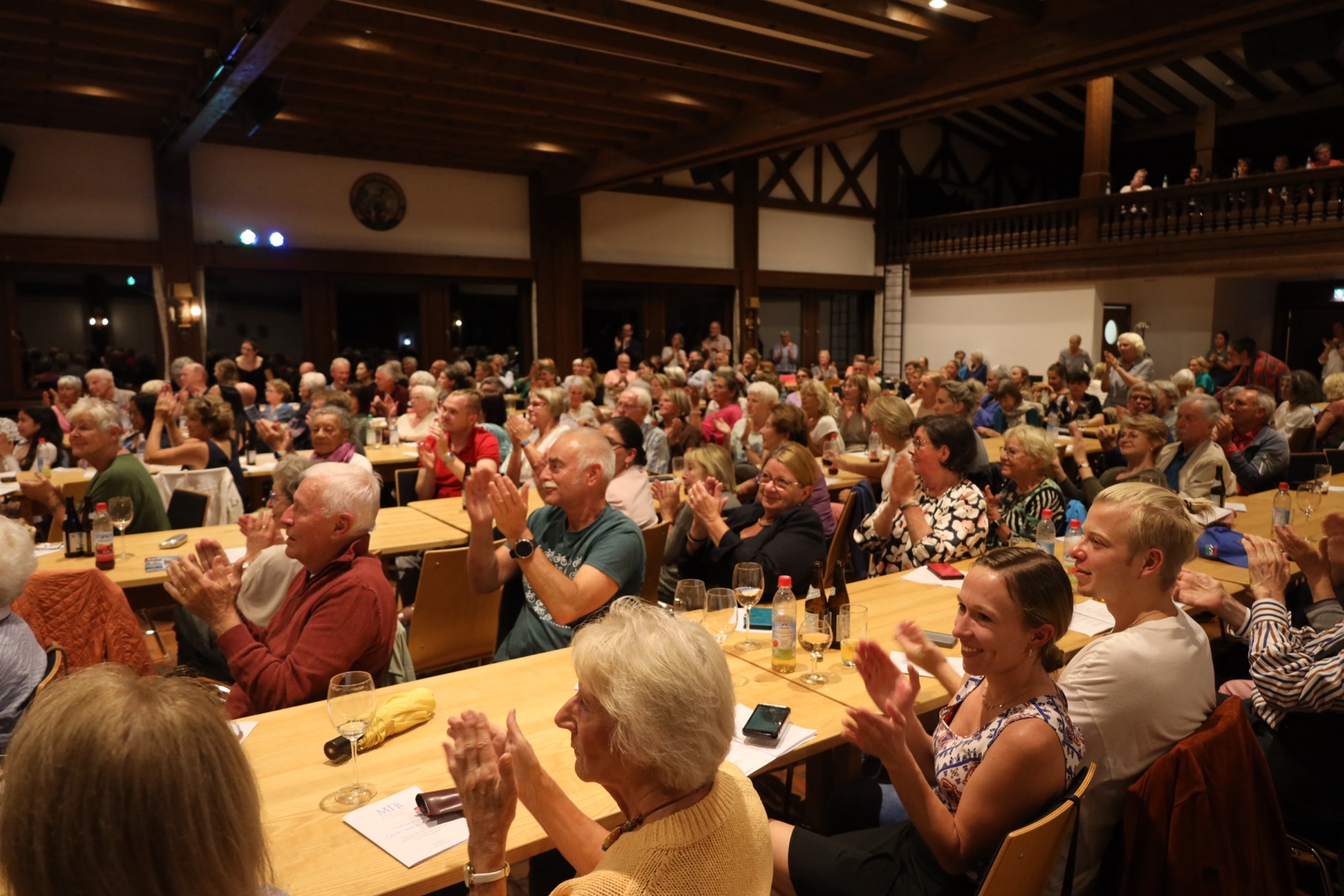 The audience applauding at an MTB concert